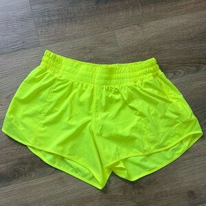 lululemon Shorty Hot LR Short 4” Lined